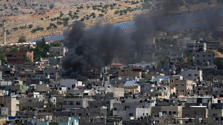 Se levanta humo en el campo de refugiados palestinos de Al Fara'a, en la Cisjordania ocupada, tras una incursión militar israelí el 10 de junio de 2024. (Majdi Mohammed/Foto AP)
