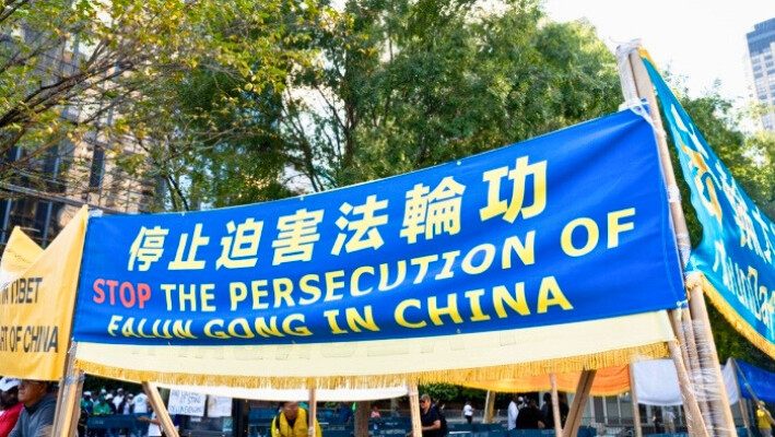 Practicantes de Falun Dafa apelan junto a la sede de las Naciones Unidas en la ciudad de Nueva York el 20 de septiembre de 2023. (Chung I Ho/ The Epoch Times).