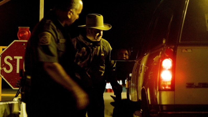 Imagen de archivo: Agentes de la Patrulla Fronteriza interrogan a un automovilista en un punto de control a lo largo de la Autopista 94 el 17 de octubre de 2007, en las afueras de Campo, California. (Sandy Huffaker/Getty Images)