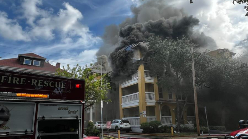 que sale del incendio que se desató alrededor de las 8:15 hora local (12:15 GMT) el 10 de junio de 2024 en el edificio Temple Court en el noroeste de la ciudad de Miami, Florida (EE.UU.). EFE/ Miami Fire Rescue