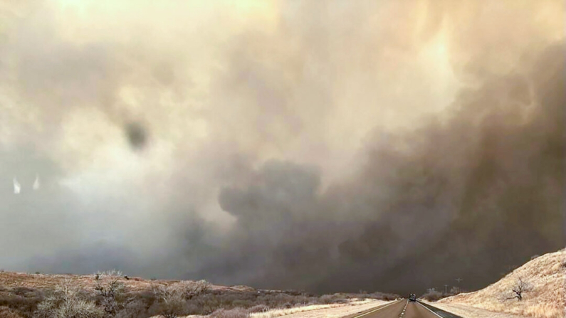 El humo ondea sobre una carretera durante el incendio de Smokehouse Creek en el panhandle de Texas el 27 de febrero de 2024. (Servicio Forestal de Texas A&M vía Getty Images)
