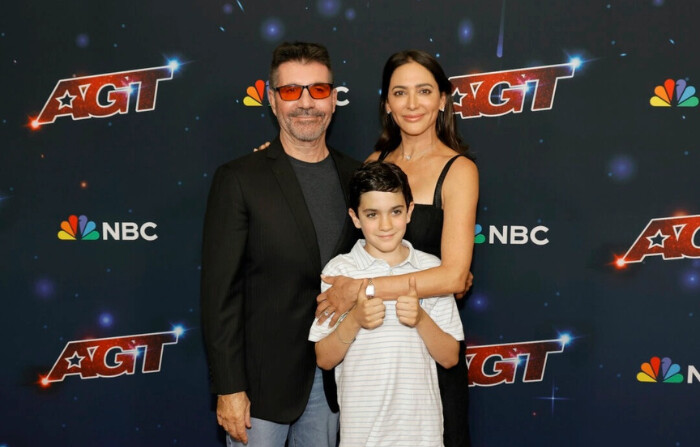 Simon Cowell con su hijo Eric Philip Cowell y su esposa Lauren Silverman en la alfombra roja de la final de la 18ª temporada de "America's Got Talent" en el Hotel Dena Pasadena, California, el 27 de septiembre de 2023. (Kevin Winter/Getty Images)