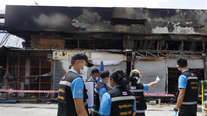 Agentes de la policía forense tailandesa inspeccionan la zona de un incendio en una tienda de mascotas y animales exóticos en el mercado de Chatuchak en Bangkok, Tailandia, 11 de junio de 2024.  EFE/EPA/Narong Sangnak