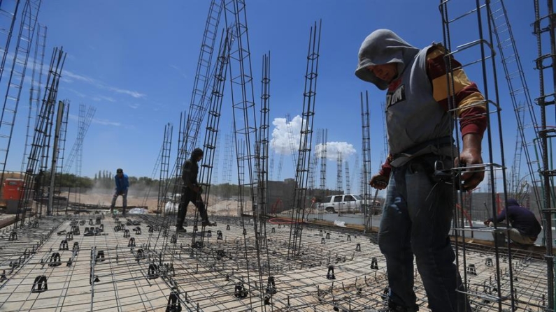 Fotografía de archivo en donde se observa a obreros trabajando en una construcción en Ciudad Juárez (México). EFE/Luis Torres