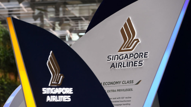 El logotipo de Singapore Airlines aparece en un stand promocional en el aeropuerto de Singapur Changi, en Singapur, el 12 de mayo de 2016. (Roslan Rahman/AFP vía Getty Images)