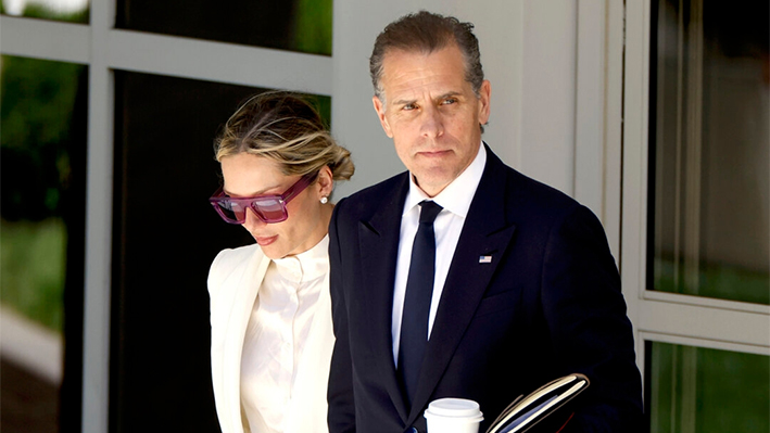 Hunter Biden, hijo del presidente Joe Biden, y su esposa Melissa Cohen Biden, abandonan el edificio federal J. Caleb Boggs en Wilmington, Delaware, el 7 de junio de 2024. (Kevin Dietsch/Getty Images)