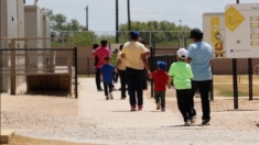 Agencia federal de EE. UU. cierra centro de inmigrantes ilegales en Texas