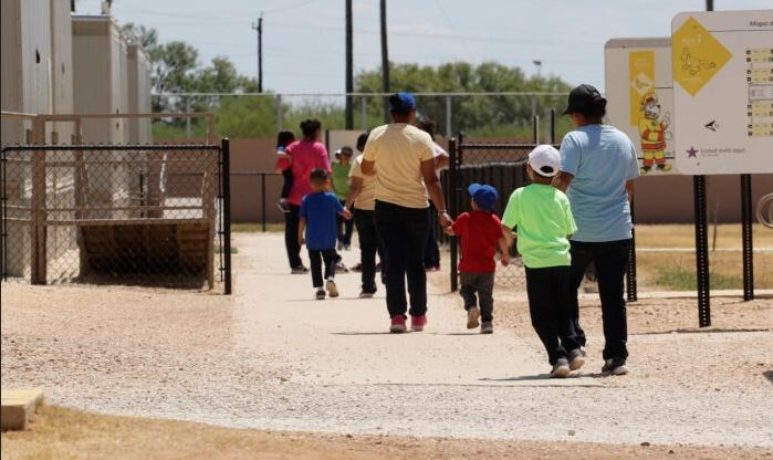 Tomados de las manos mientras un grupo de personas sale de una cafetería en el Centro Residencial Familiar del Sur de Texas de ICE en Dilley, Texas, el 23 de agosto de 2019. (Eric Gay/AP Photo)