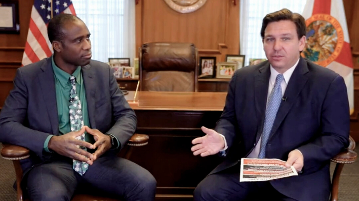 El director general de Salud Pública de Florida, Joseph Ladapo (izq.), y el gobernador de Florida, Ron DeSantis, en la oficina del gobernador en Tallahassee el 24 de febrero de 2022, en una imagen de vídeo. (Oficina del Gobernador de Florida/Screenshot vía The Epoch Times)