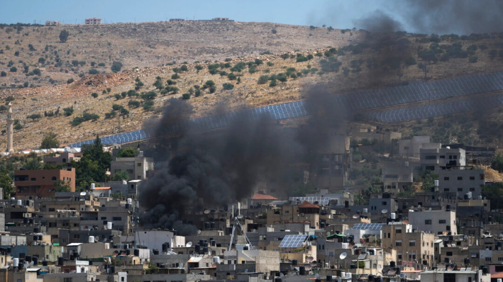 Se levanta humo en el campo de refugiados palestinos de Al Fara'a, en la Cisjordania ocupada, tras una incursión militar israelí el 10 de junio de 2024. (Majdi Mohammed/Foto AP)
