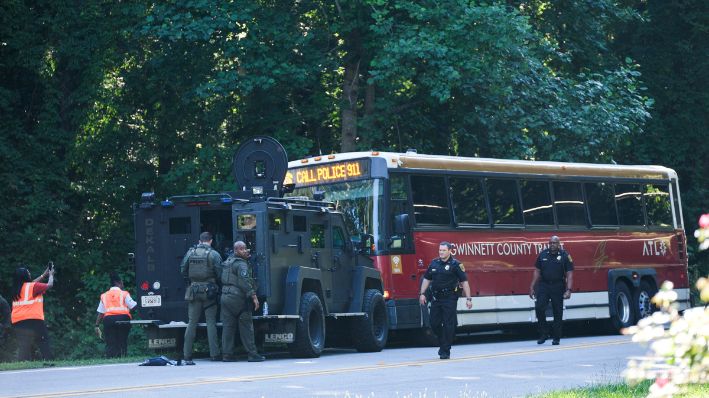 Un autobús de cercanías del condado de Gwinnett, Georgia, permanece en la carretera donde fue detenido en Smoke Rise, Georgia, el martes 11 de junio de 2024. (AP Photo/Ben Gray)