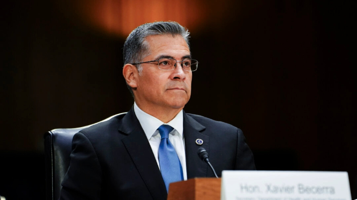 El secretario del Departamento de Salud y Servicios Humanos, Xavier Becerra, declara ante el Comité de Asignaciones del Senado en Washington el 8 de noviembre de 2023. (Madalina Vasiliu/The Epoch Times)