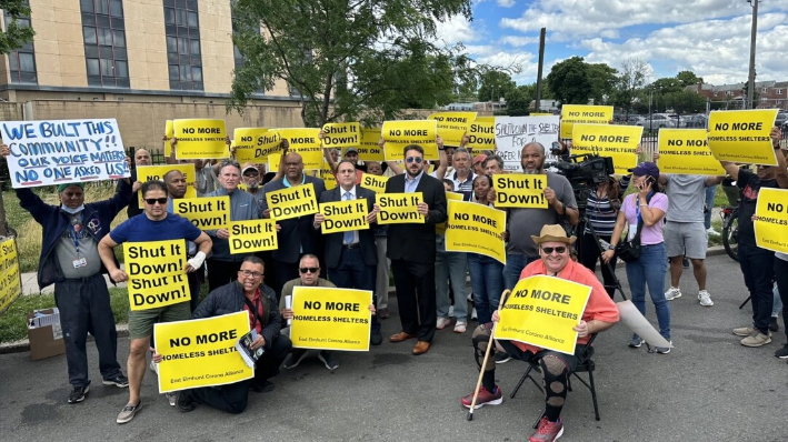 Residentes del barrio de East Elmhurst protestan frente a un antiguo hotel Courtyard Marriott, reconvertido para albergar a inmigrantes ilegales, en Queens, Nueva York, el 9 de junio de 2024. (Hiram Monserrate)