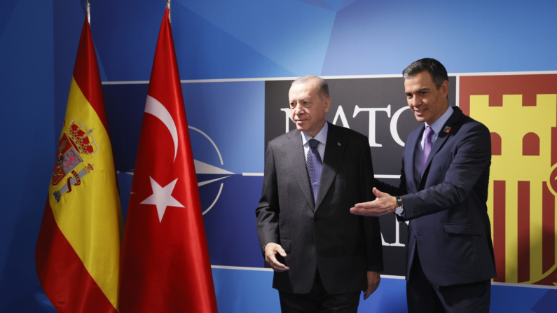 El presidente del Gobierno, Pedro Sánchez (d), y el presidente de Turquía, Recep Tayyip Erdogan (i), en una imagen de archivo en la cumbre de la OTAN en Madrid en 2022. EFE/Lavandeira jr.