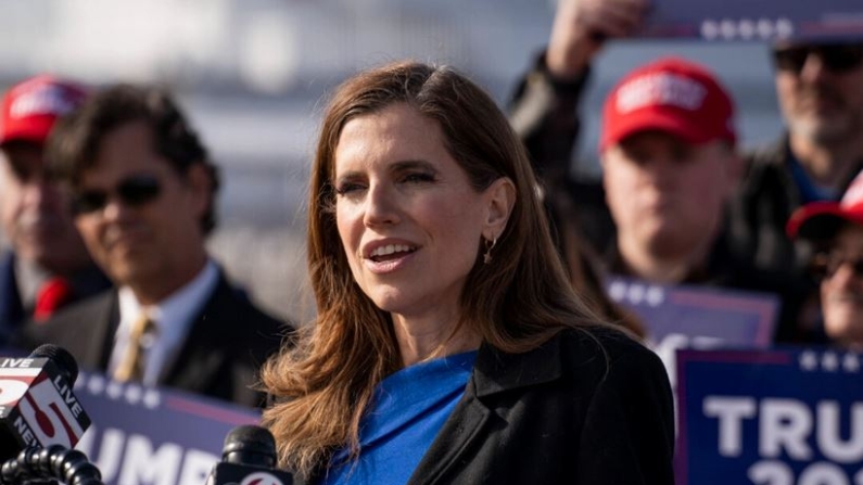 La representante Nancy Mace (R-S.C.) habla durante una rueda de prensa del equipo de Donald Trump en Carolina del Sur en Mount Pleasant, Carolina del Sur, el 2 de febrero de 2024. (Madalina Vasiliu/The Epoch Times)