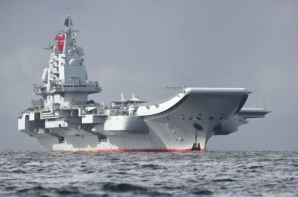 El único portaaviones chino, el Liaoning, llega a aguas de Hong Kong el 7 de julio de 2017. (Anthony Wallace/AFP vía Getty Images)