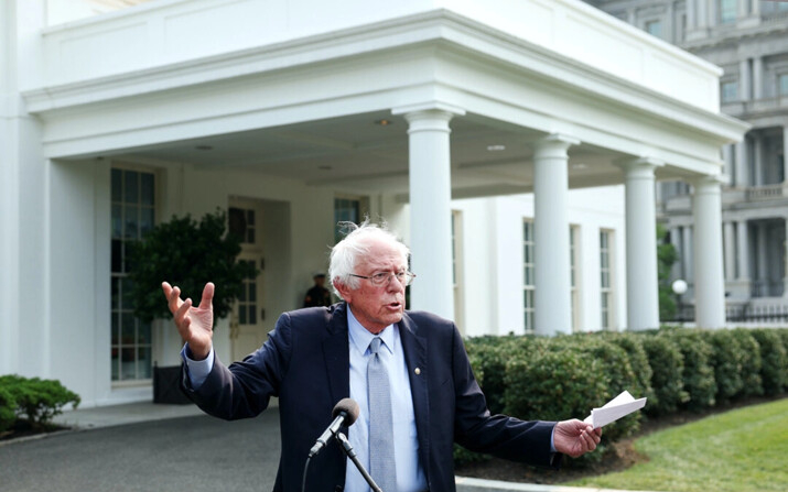 El senador Bernie Sanders (I-Vt.) habla con los medios de comunicación fuera de la Casa Blanca, en Washington, el 17 de julio de 2023. (Kevin Dietsch/Getty Images)