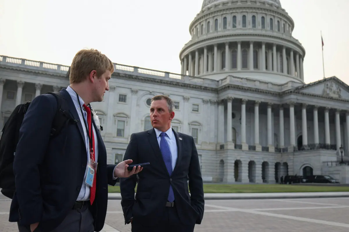 El representante Kelly Armstrong (R-N.D.) habla con un periodista a su salida del Capitolio de EE.UU., el 19 de julio de 2021. (Anna Moneymaker/Getty Images)