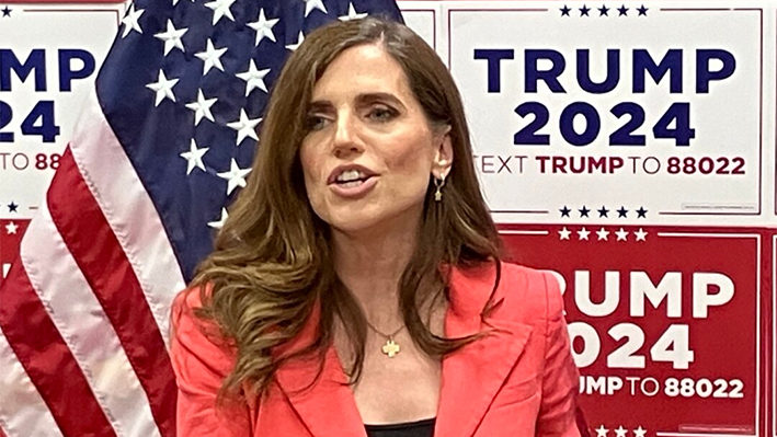 La representante Nancy Mace (R-S.C.) habla en la sede de la campaña estatal del expresidente Donald Trump en North Charleston, S.C., el 21 de febrero de 2024. (Janice Hisle/The Epoch Times)