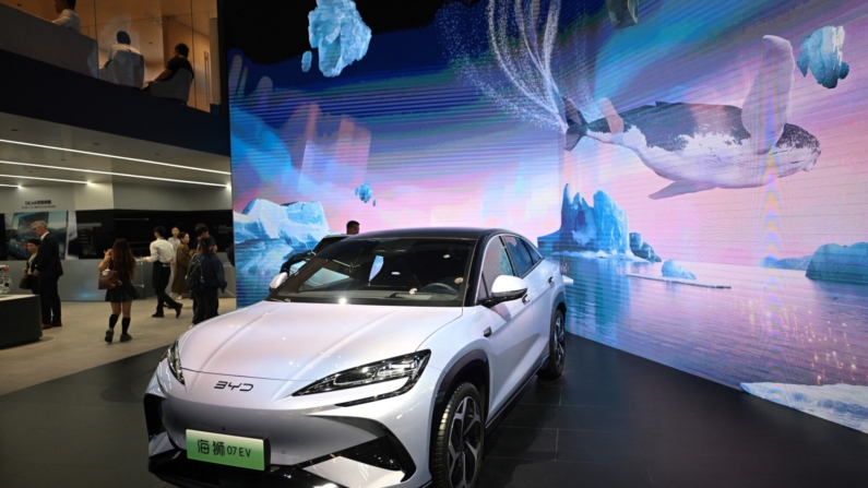 Un coche eléctrico modelo BYD 07 EV se exhibe en el Salón del Automóvil de Pekín el 25 de abril de 2024. (Foto de Pedro PARDO / AFP) (Foto de PEDRO PARDO/AFP vía Getty Images)