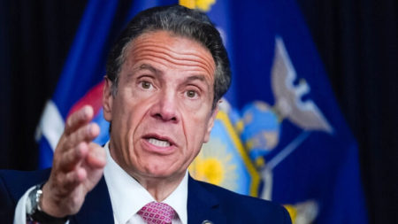 Cuomo culpa a empleado por entrada de ancianos con COVID a residencias, en audiencia con congresistas