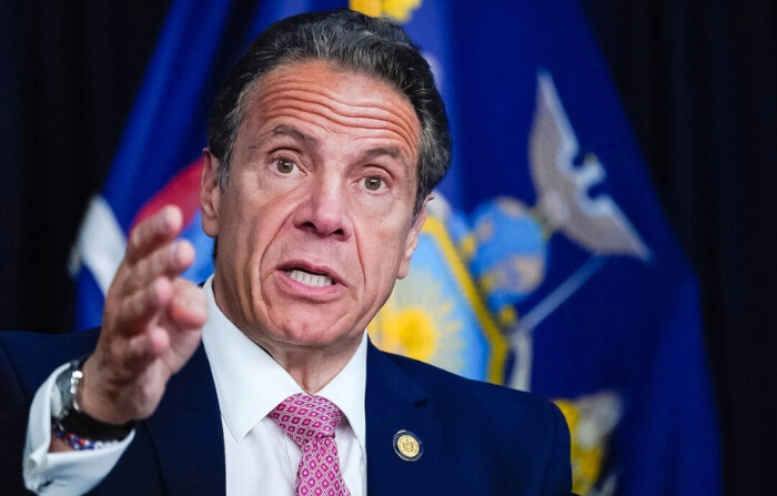 El gobernador de Nueva York, Andrew Cuomo, habla durante una rueda de prensa en Nueva York, el 10 de mayo de 2021. (Mary Altaffer/Getty Images)