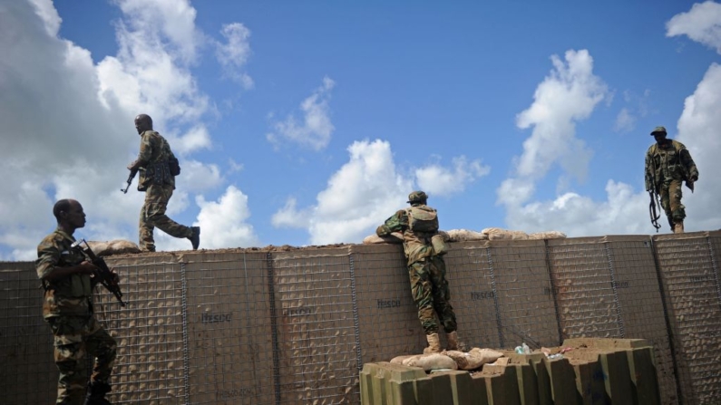 Soldados somalíes patrullan en la base militar de Sanguuni, a unos 450 km al sur de Mogadiscio, Somalia, el 13 de junio de 2018. (Mohamed Abdiwahab/AFP vía Getty Images)