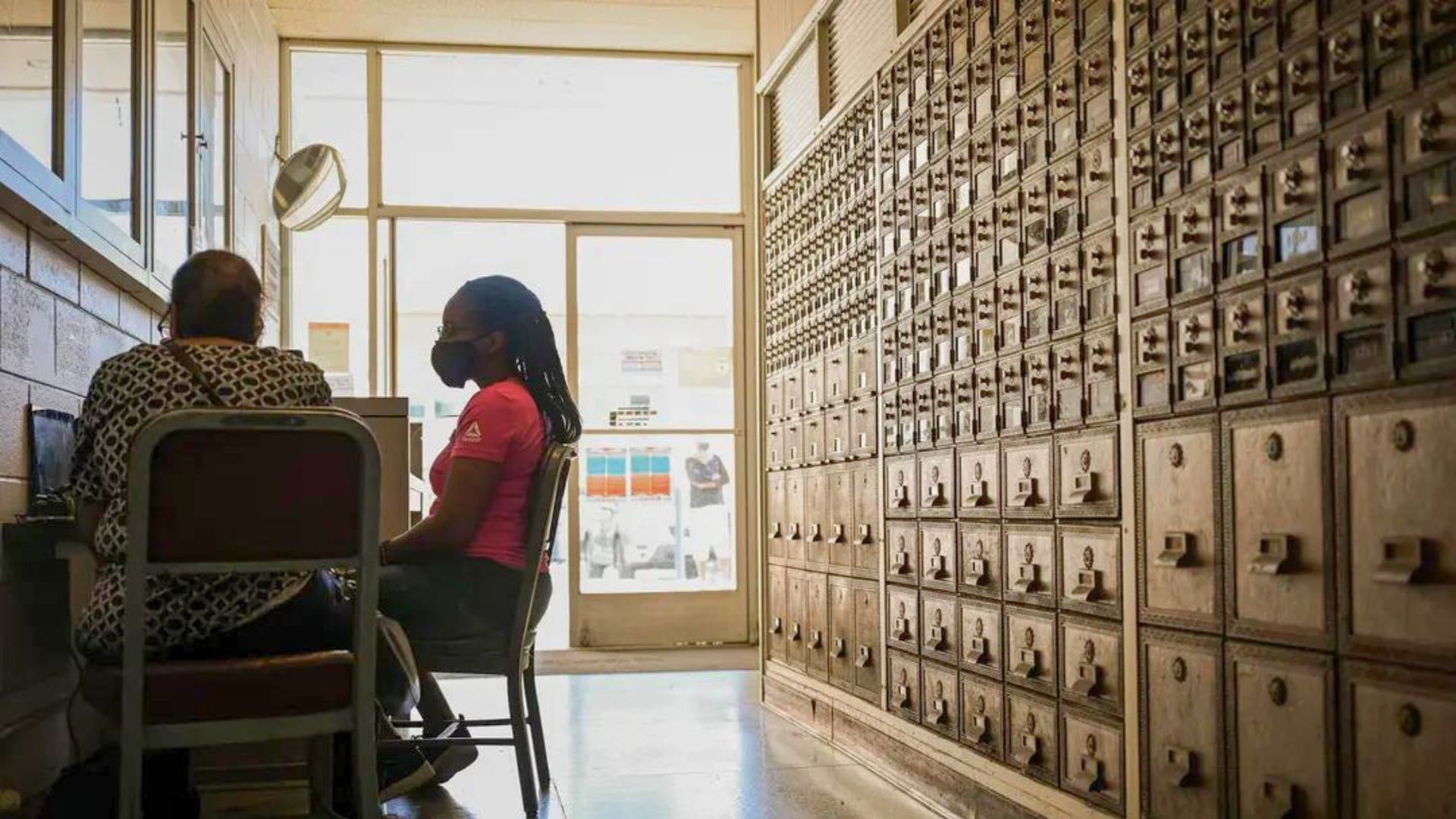 Un solicitante de empleo completa una solicitud en una computadora portátil durante una feria de empleo en una oficina de correos en Inglewood, California, el 18 de julio de 2022. Las empresas de tecnología, los reclutadores y las agencias de empleo se encuentran entre los mayores carteles fantasmas, según el director ejecutivo de un servicio de creación de currículums. 