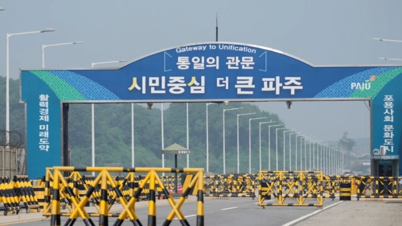 Se observan barricadas cerca del Puente de Unificación, que conduce a Panmunjom, la Zona Desmilitarizada entre Corea del Sur y el Norte, en Paju, Corea del Sur, el 11 de junio de 2024. (Lee Jin-man/ AP Photo)