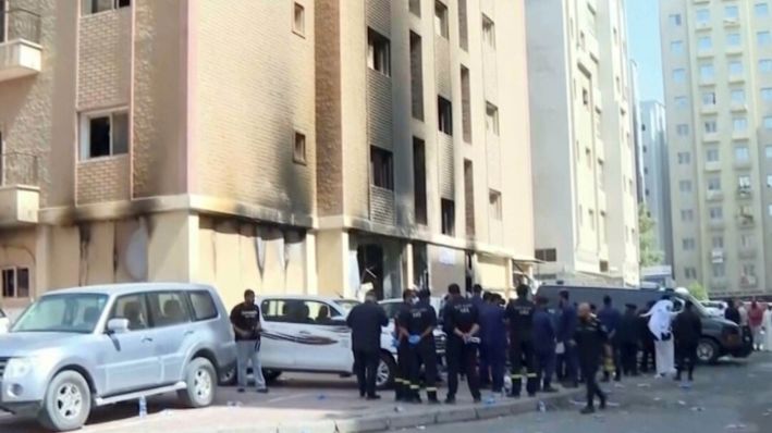 Los rescatistas llegan al lugar de un edificio que se incendió en la ciudad de Kuwait, el 12 de junio de 2024. (Kuwait TV vía AP)