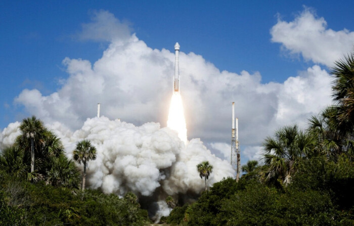 Un cohete Atlas V de United Launch Alliance que transporta a dos astronautas a bordo del Starliner-1 Crew Flight Test (CFT) de Boeing, es lanzado en una misión a la Estación Espacial Internacional, en Cabo Cañaveral, Florida, el 5 de junio de 2024. (REUTERS/Joe Skipper)