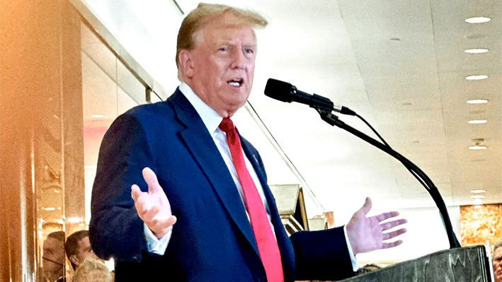 El expresidente Donald Trump habla ante los medios de comunicación en la Torre Trump de Nueva York el 31 de mayo de 2024. (Juliette Fairley/The Epoch Times)