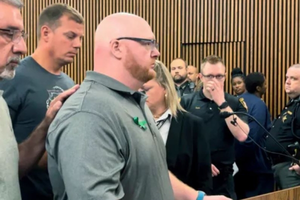 Jared Wood, padre de Julian Wood, de 3 años, habla durante la audiencia de Bionca Ellis, de 32 años, en la corte de Common Pleas del condado de Cuyahoga en Cleveland, Ohio, el 10 de junio de 2024. (Cory Shaffer/Cleveland.com vía AP)