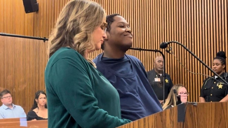 Bionca Ellis (R), de 32 años, comparece ante la corte de causas comunes del condado de Cuyahoga en Cleveland, Ohio, el 10 de junio de 2024. (Cory Shaffer/Cleveland.com vía AP)