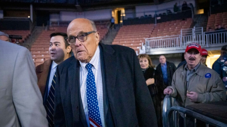 Rudy Giuliani asiste al mitin del candidato presidencial republicano y expresidente Donald J. Trump en Manchester, N.H., el 20 de enero de 2024. (Madalina Vasiliu/The Epoch Times)