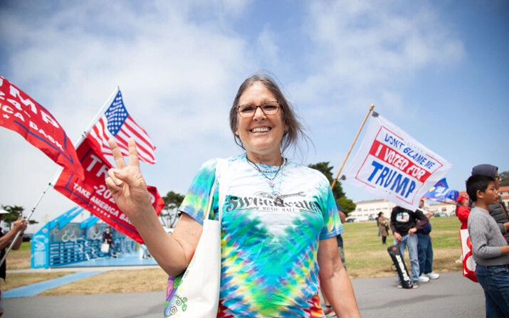 Dorothy Dent, de Santa Bárbara (California), asiste a una muestra de apoyo al expresidente Donald Trump en la que ondea una bandera, en San Francisco, el 6 de junio de 2024. (Lear Zhou/The Epoch Times)