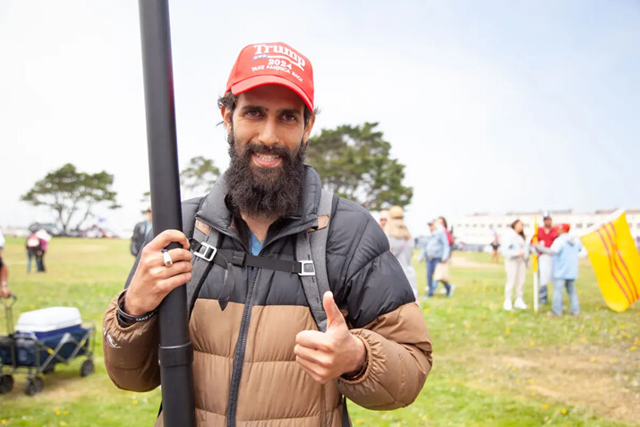 Argun Sodhani, de San Francisco, asiste a una muestra de apoyo al expresidente Donald Trump ondeando banderas en San Francisco, California, el 6 de junio de 2024. (Lear Zhou/The Epoch Times)