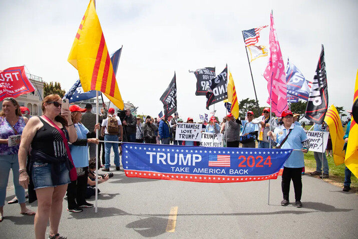 Cientos de personas se presentaron para dar la bienvenida al expresidente Donald Trump a San Francisco, donde empresarios adinerados realizaban una recaudación de fondos para él, el 6 de junio de 2024. (Lear Zhou/The Epoch Times)