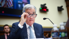 Reserva Federal mantiene las tasas sin cambios y prevé un solo recorte este año