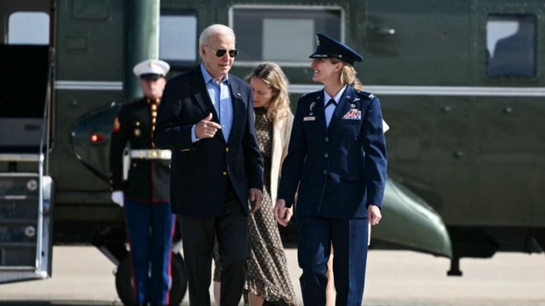 El presidente Joe Biden es recibido por la coronel de la Fuerza Aérea, Angela Ochoa, a su llegada para abordar el Air Force One en la Base Conjunta Andrews en Maryland el 12 de junio de 2024. (Mandel Ngan/AFP vía Getty Images)