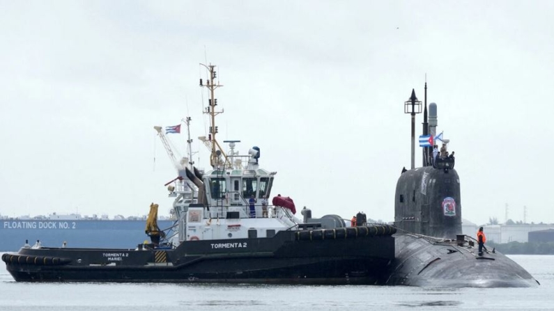 Un remolcador maniobra el submarino nuclear ruso de misiles de crucero Kazan mientras atraca en la bahía de La Habana, Cuba, el 12 de junio de 2024. (Alexandre Meneghini/Reuters)