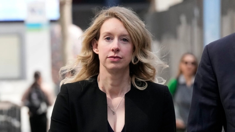 La exdirectora ejecutiva de Theranos, Elizabeth Holmes, abandona la corte federal en San José, California, el 17 de marzo de 2023. (Foto AP/Jeff Chiu, archivo)