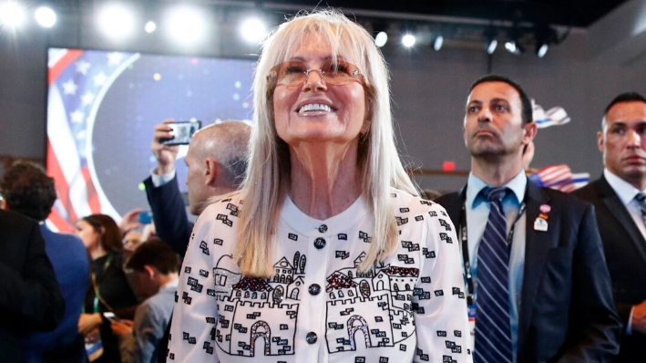 Miriam Adelson, esposa del megadonante republicano Sheldon Adelson, escucha mientras el presidente Donald Trump habla en Hollywood, Florida, el 7 de diciembre de 2019. (Patrick Semansky/AP Photo)