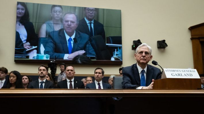 El representante Adam Schiff (D-CA) (en la pantalla) interroga al fiscal general de EE.UU. Merrick Garland durante una audiencia del Comité Judicial de la Cámara, Washington, DC, 4 de junio de 2024. (ALLISON BAILEY/Middle East Images/AFP vía Getty Images)