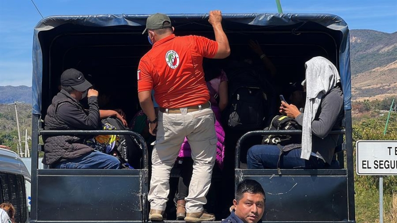 Un integrante del Instituto Nacional de Migración sube a un tráiler con migrantes. Imagen de archivo. EFE/Carlos López