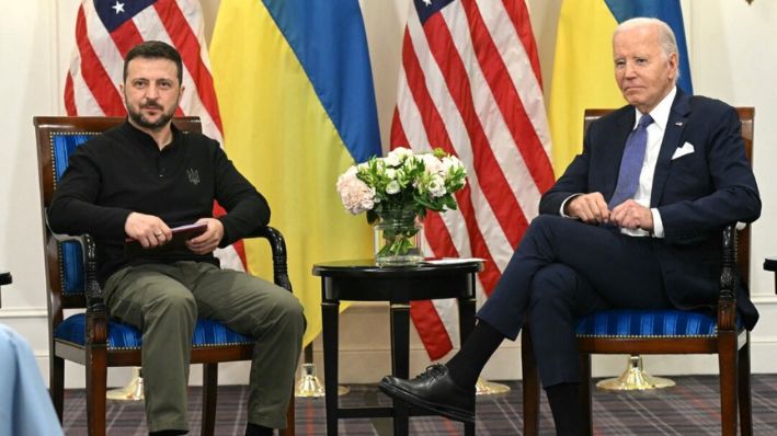 El presidente de Estados Unidos, Joe Biden (Der.), y el presidente de Ucrania, Volodímir Zelenski, celebran una reunión bilateral en el Hotel Intercontinental de París, el 7 de junio de 2024. (Saul Loeb/AFP vía Getty Images)