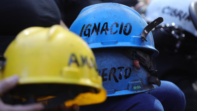 Familiares y amigos de los mineros que fallecieron en la explosión de la mina de Pasta de Conchos, en el estado de Coahuila (México) durante una conmemoración en Ciudad de México (México). EFE/ Sáshenka Gutiérrez