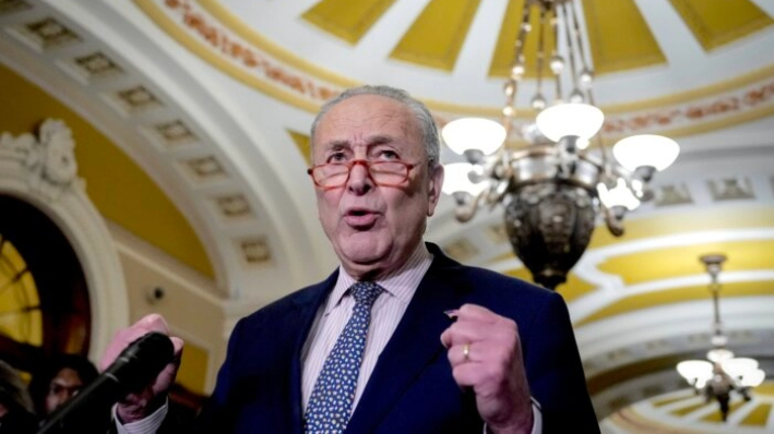 El líder de la mayoría del Senado Chuck Schumer (D-N.Y.) habla durante una conferencia de prensa después de un almuerzo a puerta cerrada con los demócratas del Senado en el Capitolio de EE.UU. en Washington el 31 de octubre de 2023. (Drew Angerer/Getty Images)