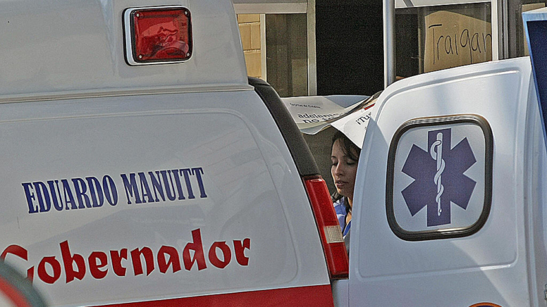 Una ambulancia en una imagen de archivo. (Juan Barreto/AFP vía Getty Images)