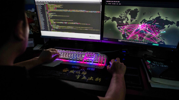 Prince, un miembro del grupo de hackers Red Hacker Alliance que se negó a dar su nombre real, utiliza un sitio web que monitorea los ciberataques globales en su computadora en su oficina en Dongguan, provincia de Guangdong, China, el 4 de agosto de 2020. (Nicolas Asfouri/AFP vía Getty Images)